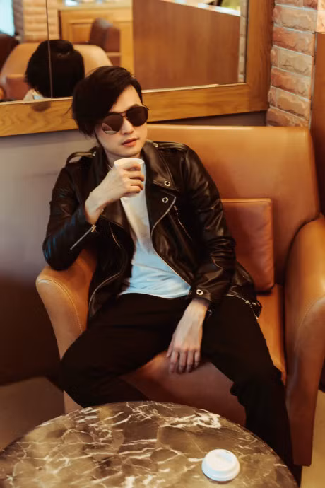 Ca si Quang Vinh dao pho voi 5 set do don gian - Anh 2
