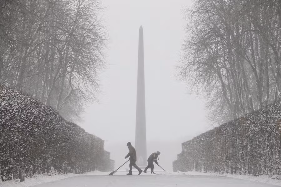 Nhân viên dọn tuyết ở Kiev, Ukraine