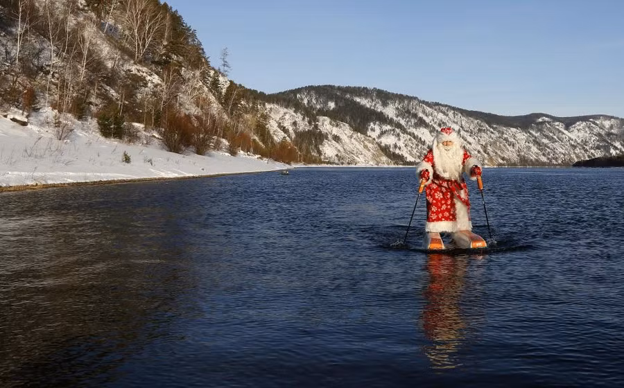Một người lướt sóng trong trang phục ông già tuyết tại thành phố Krasnoyarsk, Siberia, Nga
