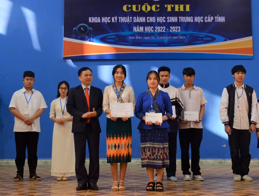 Ông Nguyễn Văn Đoạt, Giám đốc Sở GD&amp;ĐT tỉnh Điện Biên trao chứng nhận và phần thưởng cho nhóm học sinh đoạt giải nhất cuộc thi.