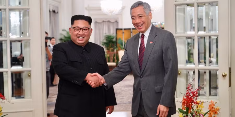 Chủ tịch Triều Tiên Kim Jong un và Thủ tướng Singapore Lý Hiển Long Chủ tịch Triều Tiên Kim Jong un và Thủ tướng Singapore Lý Hiển Long