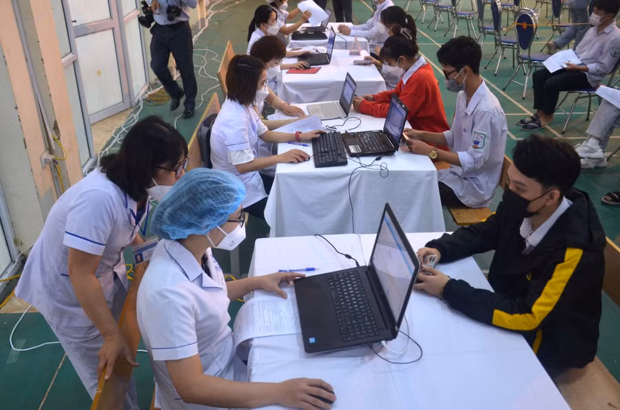 Trước khi tiêm, học sinh được tư vấn và tiến hành đầy đủ các thủ tục theo quy định.