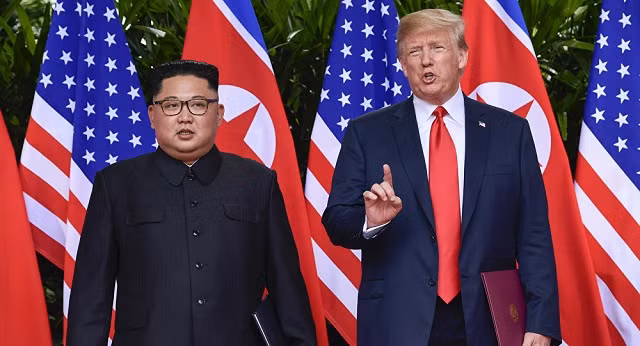 Lãnh đạo Kim Jong - un (trái) và Tổng thống Donald Trump