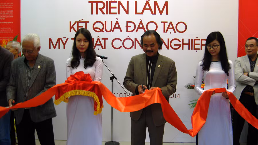 Các vị quan khách cắt băng khai mạc triển lãm