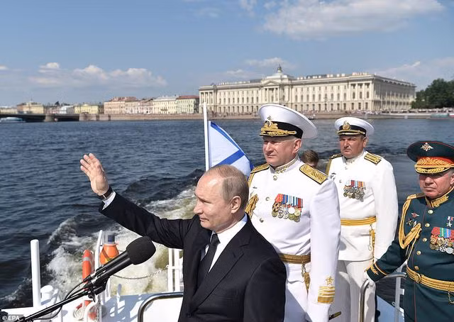 TT Putin có mặt trên một trong những con tàu tham gia lễ duyệt binh