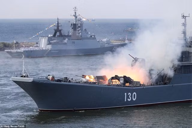 Tàu đổ bộ cỡ lớn Korolev khai hỏa