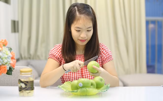 Em thay mẹ lo lắng công việc nội trợ trong nhà. Cắm hoa cũng là sở thích khác của nữ sinh nhạc viện. Vợ chồng Duy Mạnh muốn hướng con gái trở thành cô giáo piano. Anh không muốn con tham gia showbiz vốn nhiều thị phi. Con gái xinh xắn của ca sĩ Duy Mạnh