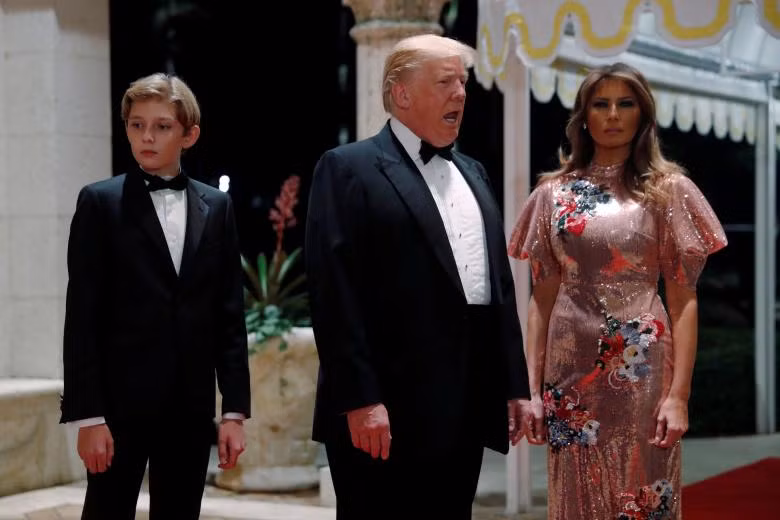 Tổng thống Mỹ Trump và phu nhân Melania cùng con trai Barron tới dự tiệc đón giao thừa tại câu lạc bộ Mar-a-Lago của ông ở Palm Beach, Flordia, Mỹ