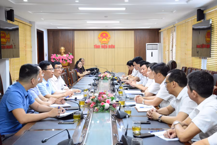 Đoàn công tác Tổng Công ty Điện lực miền Bắc làm việc với lãnh đạo UBND tỉnh Điện Biên.