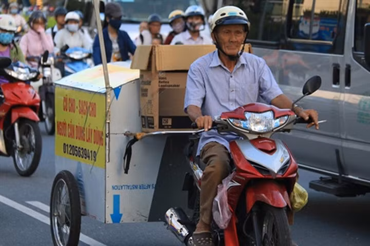 Ông cụ 77 tuổi rong ruổi khắp đường phố xin quần áo cho người nghèo