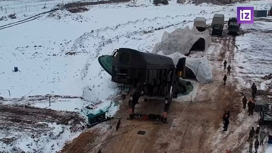 Quá trình tên lửa Yars ICBM được nạp vào bệ phóng ngầm