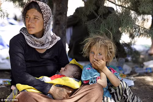 Người dân tộc thiểu số Yazidi bị ép phải cải đạo hoặc chết. Hàng nghìn phụ nữ đã bị IS bắt cóc và hãm hiếp. Ảnh: Reuters hai-chi-em-dung-dau-danh-sach-san-lung-cua-is-2