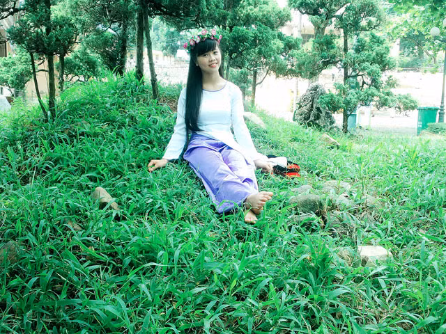 nu sinh nguoi tay me hoc dia ly hinh anh 1