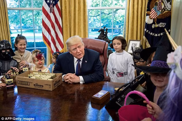 Ông Trump gặp gỡ trẻ em tại Nhà trắng dịp Halloween