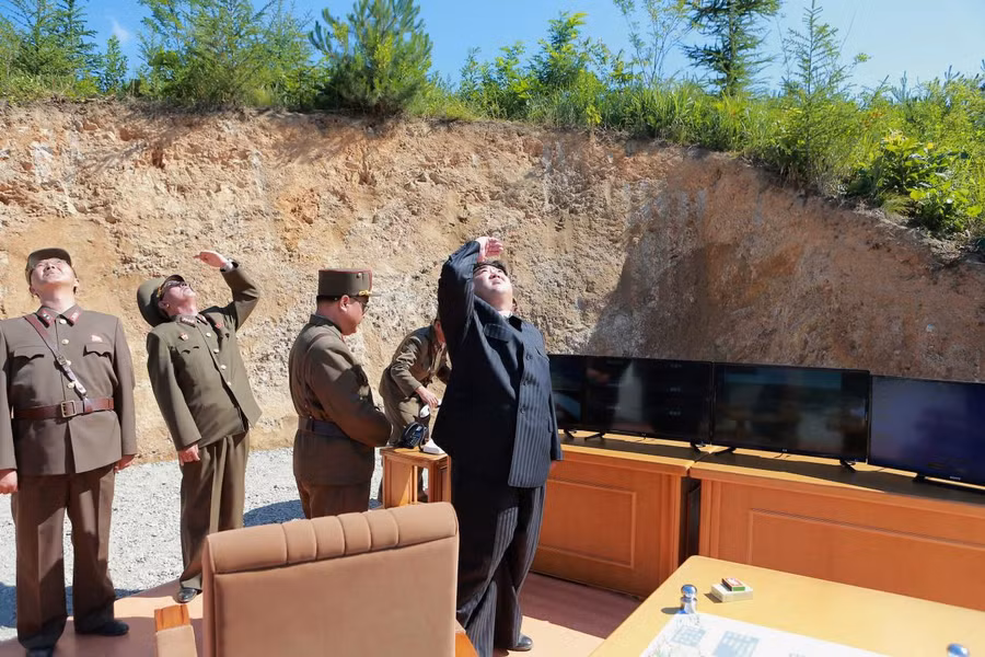Lãnh đạo Triều Tiên Kim Jung Un theo dõi một vụ phóng tên lửa