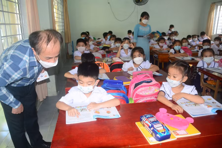 Kiểm tra kỹ năng đọc của học sinh lớp 1. (Ảnh: Internet).