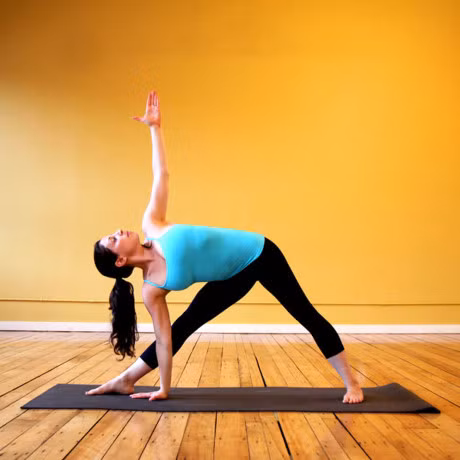 10 tu the yoga giam beo sau sinh ban can biet - Anh 7