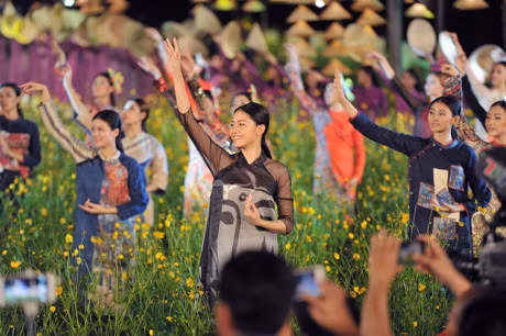 Ngoc Han, Thanh Tu toa sang trong Festival Nghe truyen thong Hue 2017 - Anh 8