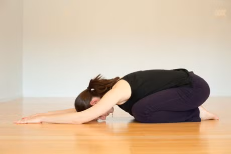 10 tu the yoga giam beo sau sinh ban can biet - Anh 4