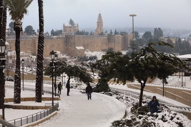 Ảnh: Jerusalem phủ “tấm chăn” trắng sau trận bão tuyết hiếm gặp ảnh 5