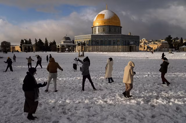 Ảnh: Jerusalem phủ “tấm chăn” trắng sau trận bão tuyết hiếm gặp ảnh 1