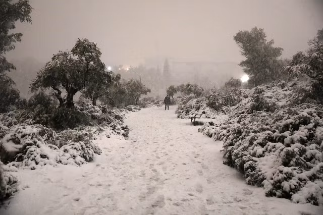 Ảnh: Jerusalem phủ “tấm chăn” trắng sau trận bão tuyết hiếm gặp ảnh 2