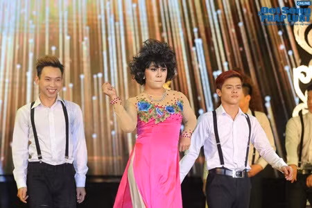 “Hoàng hậu” Trấn Thành bị phế truất, đày vào lãnh cung ảnh 13 “Hoàng hậu” Trấn Thành bị phế truất, đày vào lãnh cung ảnh 13