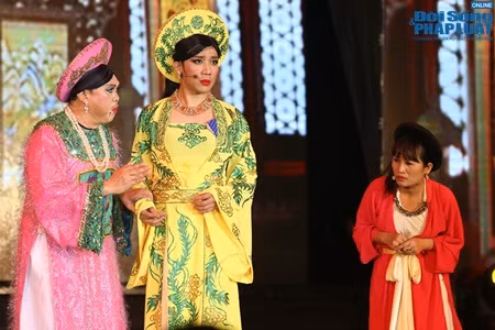 “Hoàng hậu” Trấn Thành bị phế truất, đày vào lãnh cung ảnh 4 “Hoàng hậu” Trấn Thành bị phế truất, đày vào lãnh cung ảnh 4