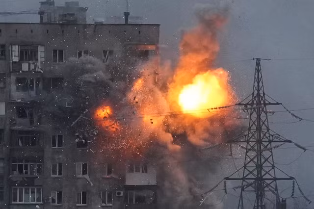 Một vụ nổ trong một tòa nhà chung cư ở thành phố Mariupol của Ukraine. 