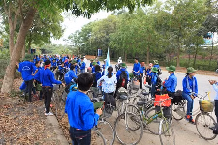 Sinh vien Thu do dap xe vuot 100 km ve Gio to Hung Vuong
