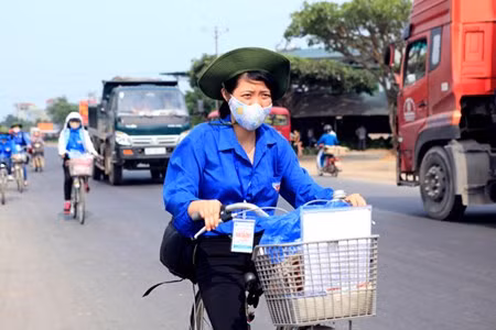 Sinh vien Thu do dap xe vuot 100 km ve Gio to Hung Vuong