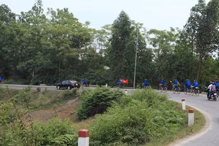 Sinh vien Thu do dap xe vuot 100 km ve Gio to Hung Vuong
