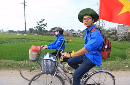 Sinh vien Thu do dap xe vuot 100 km ve Gio to Hung Vuong
