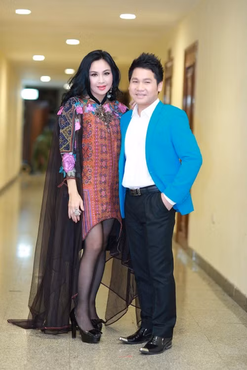 Trang phục họa tiết dân tộc phối voan ren cầu kỳ khiến Thanh Lam trở thành điểm nhấn kém tinh tế trong tuần. Dù nhiều lần bị truyền thông nhắc nhở về gu thời trang không theo kịp xu hướng chung, nữ ca sĩ 46 tuổi vẫn duy trì sở thích mặc sến sẩm. Hương Tràm diện jumpsuits ngắn vào nhóm sao mặc xấu