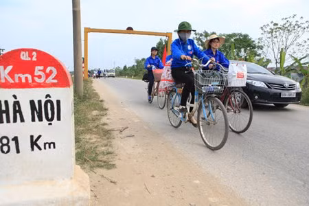 Sinh vien Thu do dap xe vuot 100 km ve Gio to Hung Vuong