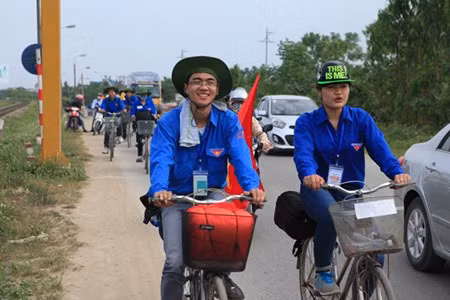Sinh vien Thu do dap xe vuot 100 km ve Gio to Hung Vuong