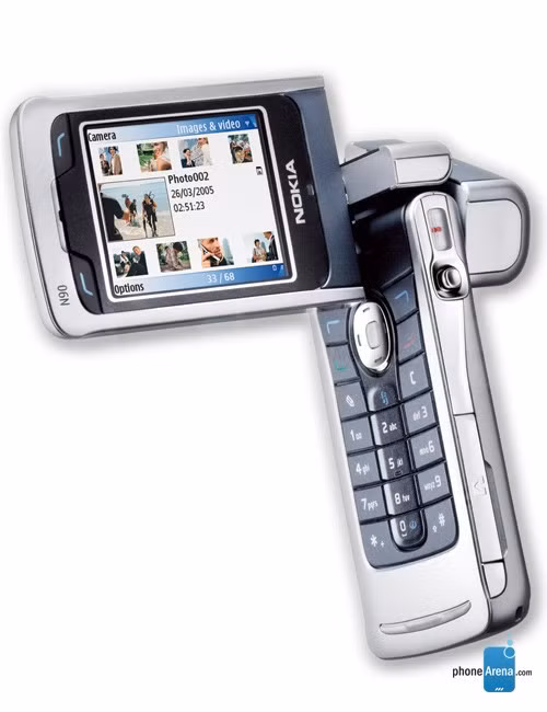 Nokia N90: 2005 là năm mà Nokia giới thiệu dòng điện thoại thông minh – Nseries (Đây là dòng sản phẩm nhằm tới những tính năng multimedia mạnh mẽ, được tích hợp những công nghệ hiện đại nhất lúc bấy giờ), với sáu thiết bị được công bố. Tuy nhiên, chỉ có hai trong số đó được bán trong năm. Đầu tiên là chiếc Nokia N90, thiết bị chạy Symbian 8.1 S60 và có bộ xử lý 220 MHz. Màn hình 2,1 inch với độ phân giải 352x416 pixel, với mật độ điểm ảnh rất cao cho thời gian đó:259 ppi. Một điểm nổi bật của N90 là camera 2MP với ống kính Carl Zeiss. 
