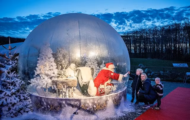 Một ông già Noel ngồi trong "bong bóng ông già Noel" khi bắt đầu mùa Giáng sinh tại Vườn thú Aalborg, giữa lúc dịch bệnh coronavirus (COVID-19) bùng phát, ở Aalborg, Đan Mạch.
