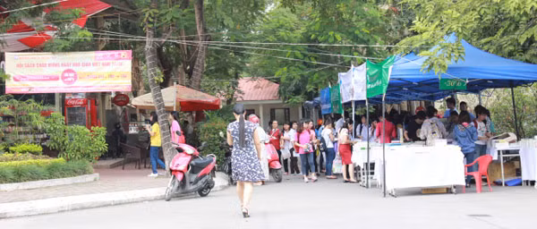 Rộn ràng với hội sách chào mừng ngày Nhà giáo Việt Nam 20-11