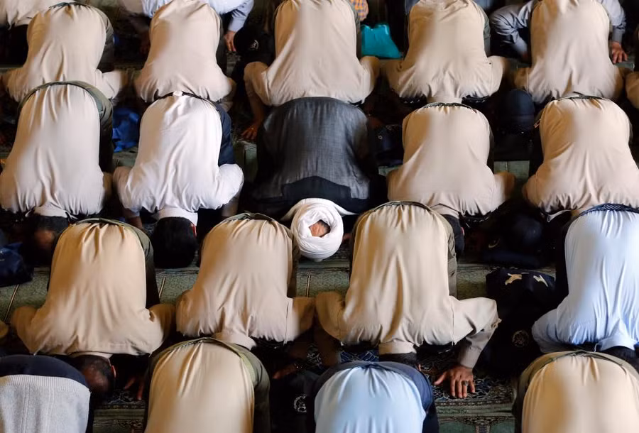 Những người đàn ông thực hiện nghi lễ cầu nguyện thứ 6 tại Tehran, Iran Những người đàn ông thực hiện nghi lễ cầu nguyện thứ 6 tại Tehran, Iran