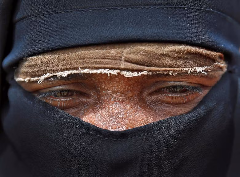 Một người tị nạn Rohingya đang chờ nhận đồ cứu trợ ở Bangladesh