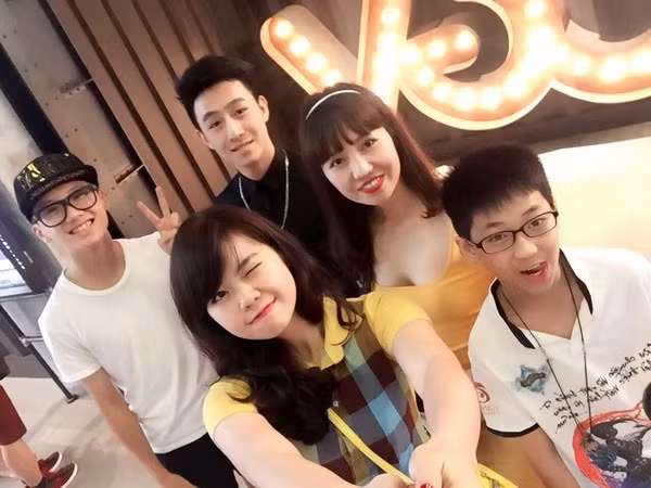 Bức ảnh mẹ trẻ xinh hơn con gái khiến cư dân mạng chao đảo