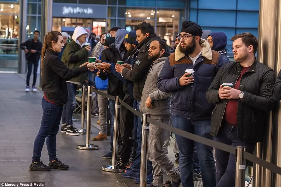 Tại thành phố Liverpool, Anh: Cà phê và bánh ngọt được phát cho khách hàng chờ mua iPhone X