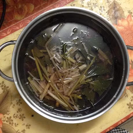 Loi ich to lon cua nhung chiec lo tren tay cam cua xoong noi, chao - Anh 5