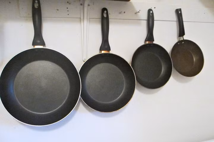 Lợi ích to lớn của những chiếc lỗ trên tay cầm của xoong nồi, chảo