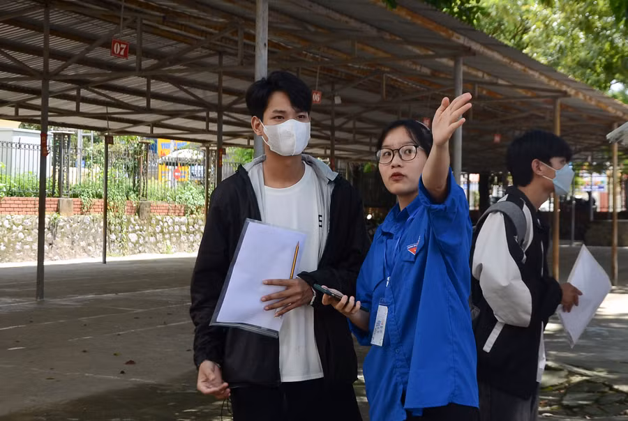 Lực lượng tình nguyện viên hỗ trợ thí sinh tìm phòng thi.