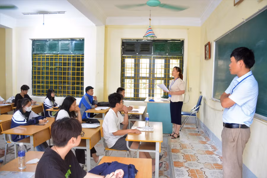 Thí sinh tại điểm thi Trường THPT chuyên Lê Quý Đôn nghe phổ biến quy chế thi. Thí sinh tại điểm thi Trường THPT chuyên Lê Quý Đôn nghe phổ biến quy chế thi.