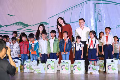 Ngoc Thanh Tam cung HH Thuy Dung trao qua cho tre ngheo Dac Nong - Anh 4
