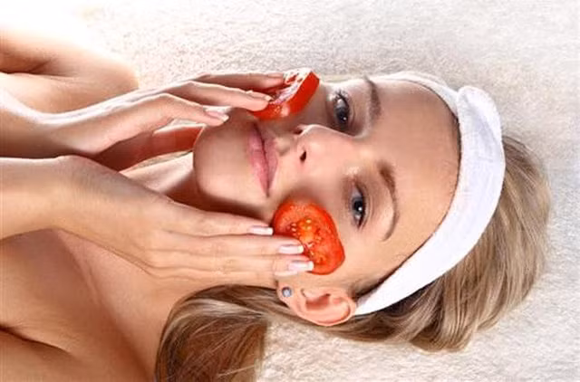 Lấy nước ép cà chua trộn với sữa ong chúa, thoa đều hỗn hợp trên lên cổ và mặt, để khoảng 15 – 20 phút sẽ giúp da không lão hóa và giảm nám.