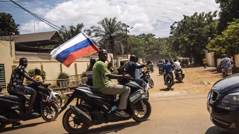 Những người diễu hành vẫy cờ Nga trên đường phố Ouagadougou, Burkina Faso, ngày 2/10/2022.